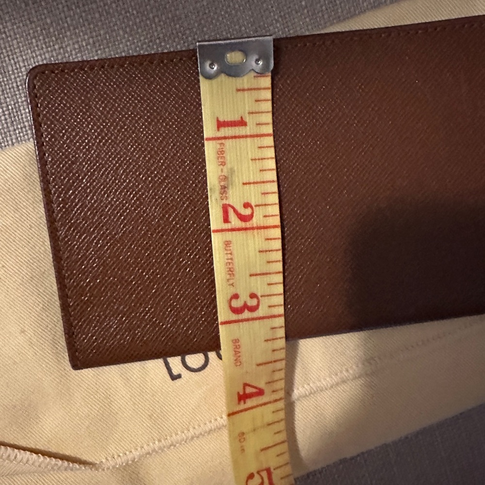 LOUIS VUITTON Porte 2 Cartes
Vertical Brown Taiga Leather Card
Case Holder - Picture 10 of 10